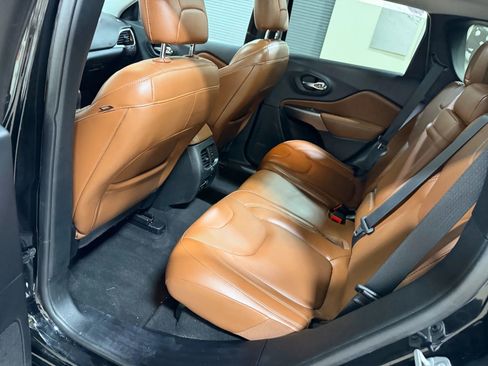 Used 2019 Jeep Cherokee Overland w/ Technology Group image 34