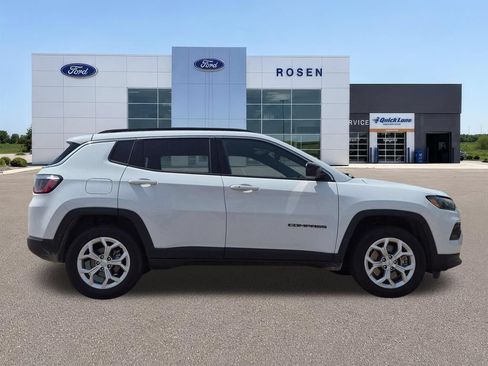 Used 2024 Jeep Compass Latitude AWD/4WD image 2