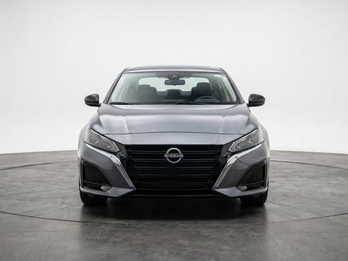 Used 2025 Nissan Altima 2.5 SV FWD image 2