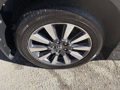 Certified 2019 Toyota Sienna XLE image 9