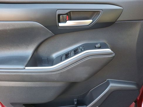 Used 2021 Toyota Highlander XLE image 19