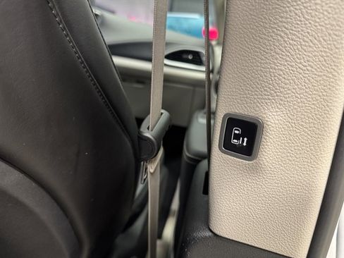 Used 2024 Chrysler Pacifica Select image 16