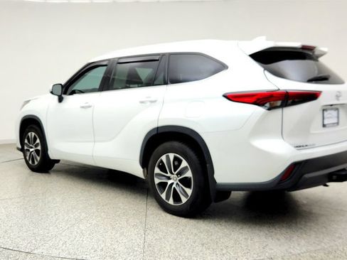 Used 2022 Toyota Highlander XLE AWD/4WD image 7