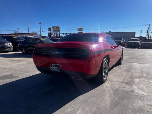 Used 2015 Dodge Challenger SXT image 3
