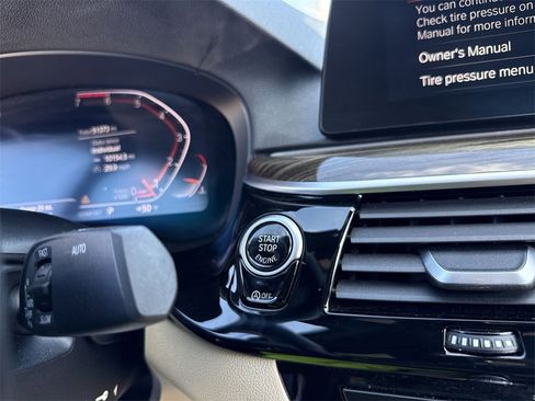 Used 2020 BMW 530i w/ Convenience Package image 17