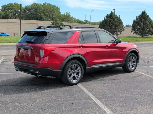 Used 2021 Ford Explorer XLT w/ Equipment Group 202A AWD/4WD image 4