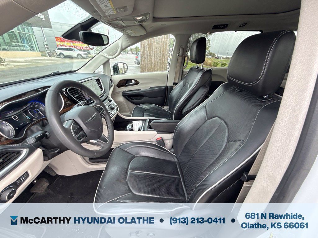 Used 2023 Chrysler Pacifica Limited FWD image 3