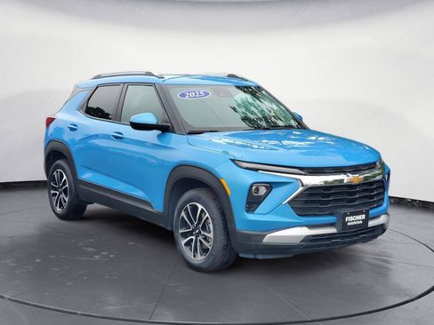 Used 2025 Chevrolet TrailBlazer LT AWD/4WD image 2