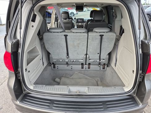 Used 2010 Volkswagen Routan SE FWD image 16