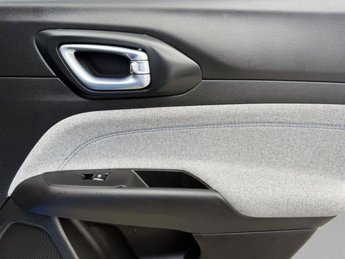 Used 2024 Jeep Compass Latitude image 34