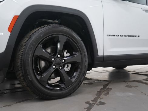 Used 2022 Jeep Grand Cherokee Altitude image 27