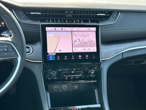 New 2025 Jeep Grand Cherokee L Limited w/ Black Appearance Package AWD/4WD image 17