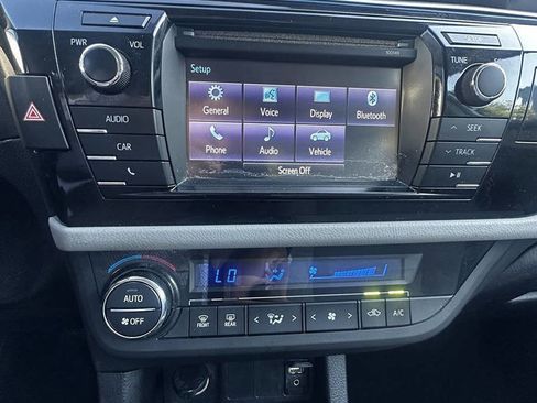 Used 2015 Toyota Corolla LE FWD image 4