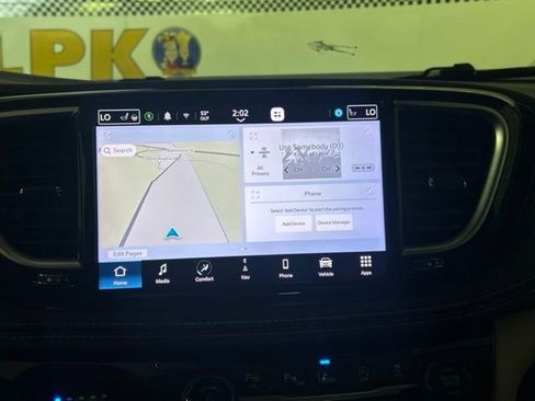Used 2022 Chrysler Pacifica Limited FWD image 23