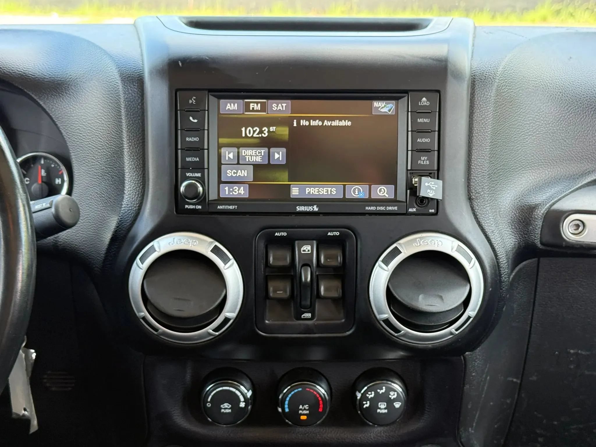 Used 2014 Jeep Wrangler Unlimited Sahara w/ Connectivity Group AWD/4WD image 24