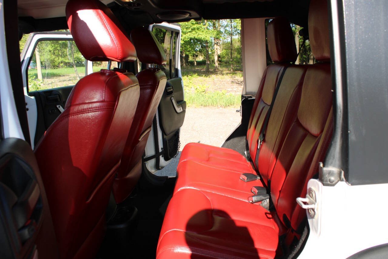 Used 2013 Jeep Wrangler Unlimited Rubicon AWD/4WD image 22