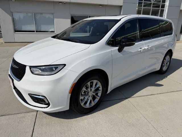 Used 2026 Chrysler Pacifica Limited FWD image 4