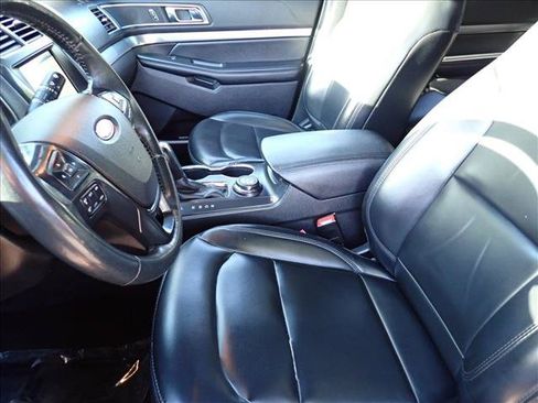 Used 2019 Ford Explorer XLT w/ Equipment Group 202A AWD/4WD image 13