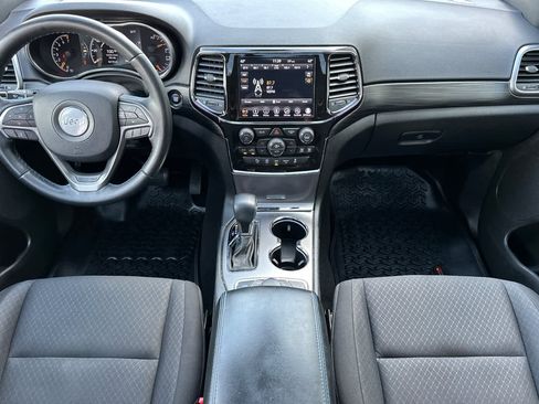 Used 2019 Jeep Grand Cherokee Laredo image 3