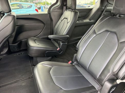 Used 2025 Chrysler Pacifica Select FWD image 12