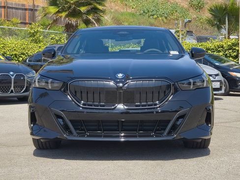 New 2026 BMW 550e xDrive w/ Premium Package image 3