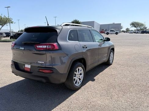Used 2018 Jeep Cherokee Latitude Plus w/ Comfort/Convenience Group FWD image 6