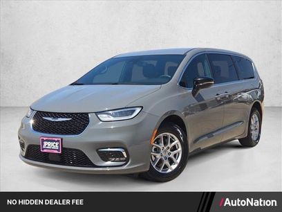 Used 2025 Chrysler Pacifica Select