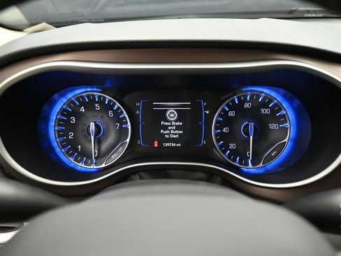 Used 2018 Chrysler Pacifica Touring-L FWD image 16