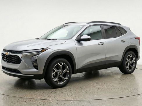 Used 2025 Chevrolet Trax LT w/ LT Convenience Package image 3