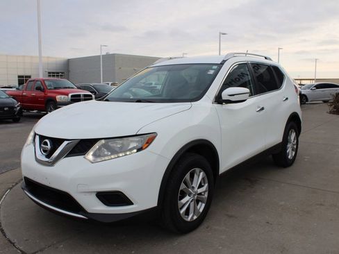 Used 2016 Nissan Rogue SV image 3