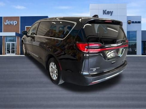 Used 2023 Chrysler Pacifica Touring-L FWD image 3
