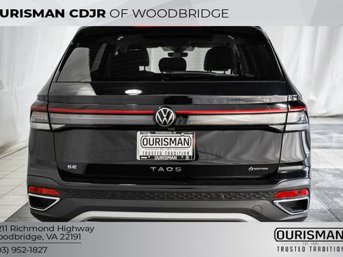 Used 2025 Volkswagen Taos SE w/ Panoramic Sunroof Package image 6