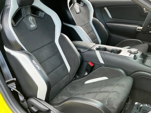 Used 2021 Ford Mustang Shelby GT500 w/ Carbon Fiber Track Pack RWD image 23