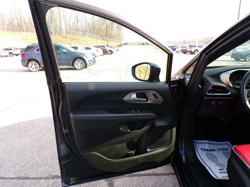 Used 2021 Chrysler Pacifica Limited w/ Uconnect Theater Family Group image 13