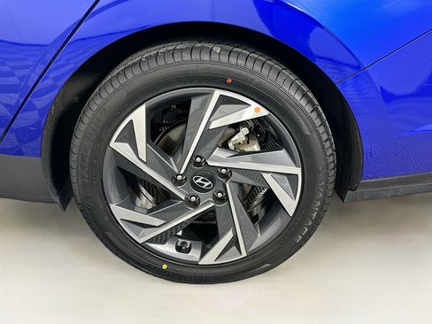 Used 2025 Hyundai Elantra SEL image 11