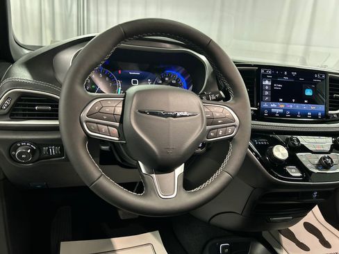New 2026 Chrysler Pacifica Select image 13