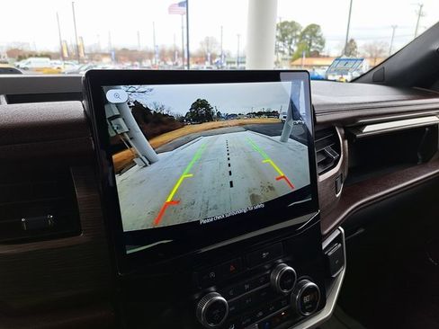 Used 2024 Ford Expedition Limited image 11