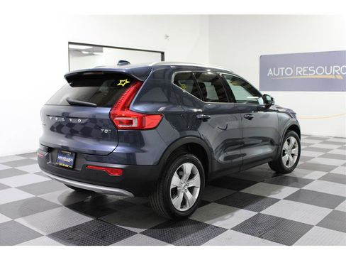 Used 2022 Volvo XC40 T5 Momentum image 4