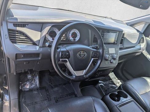Used 2018 Toyota Sienna SE w/ Carpet Mat Package FWD image 10