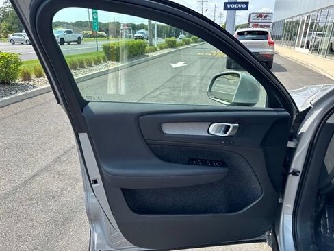 Certified 2025 Volvo XC40 B5 Plus AWD/4WD image 19