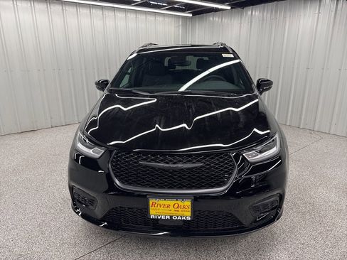 New 2026 Chrysler Pacifica Select image 2