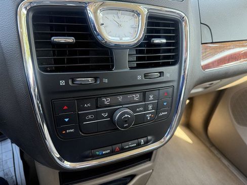 Used 2015 Chrysler Town & Country Touring image 23