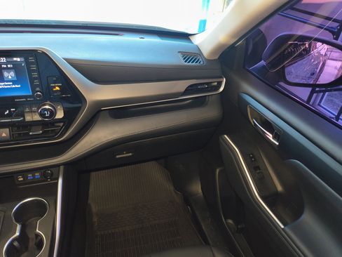 Used 2022 Toyota Highlander XLE image 14