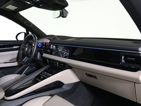Certified 2025 Porsche Macan Electric image 17