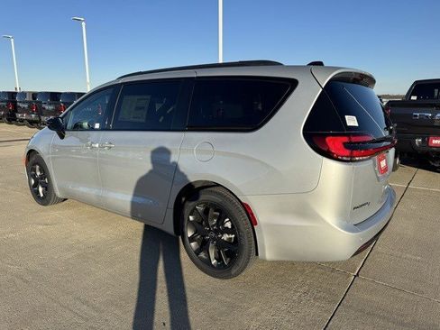 New 2026 Chrysler Pacifica Select w/ S Appearance Package image 5