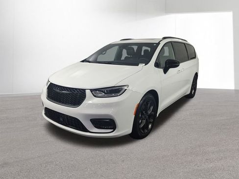 Used 2025 Chrysler Pacifica Limited FWD image 25