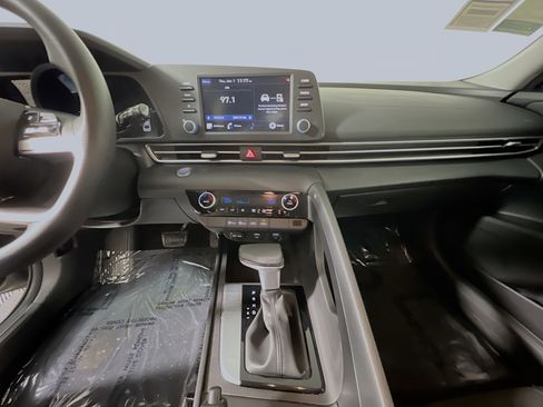 Used 2022 Hyundai Elantra SEL image 25
