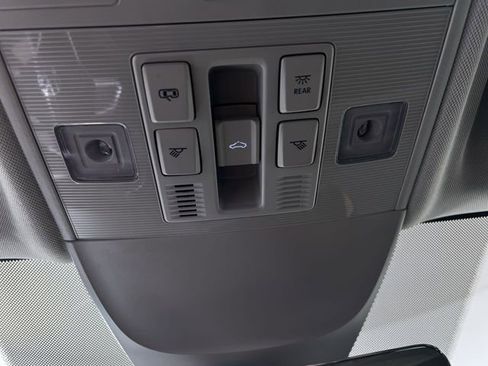 Used 2025 Volkswagen Taos SEL image 31