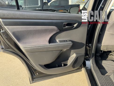 Used 2023 Toyota Highlander LE image 15