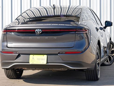 Used 2023 Toyota Crown XLE image 4